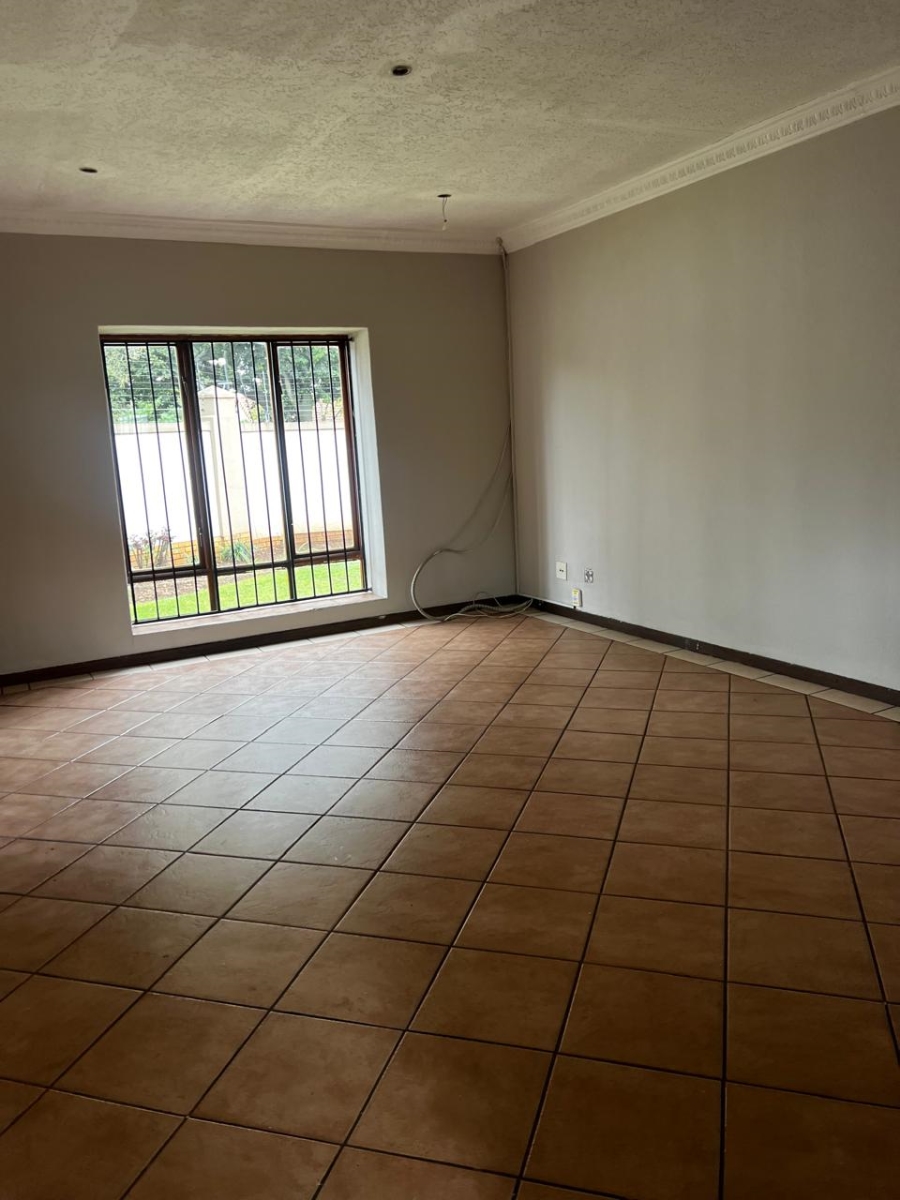 To Let 3 Bedroom Property for Rent in Monavoni Gauteng