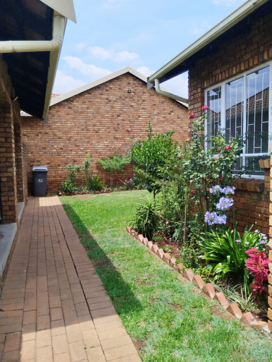 2 Bedroom Property for Sale in Eldoraigne Gauteng