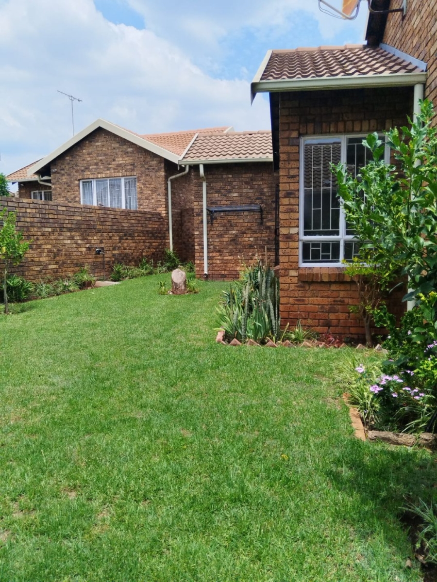 2 Bedroom Property for Sale in Eldoraigne Gauteng