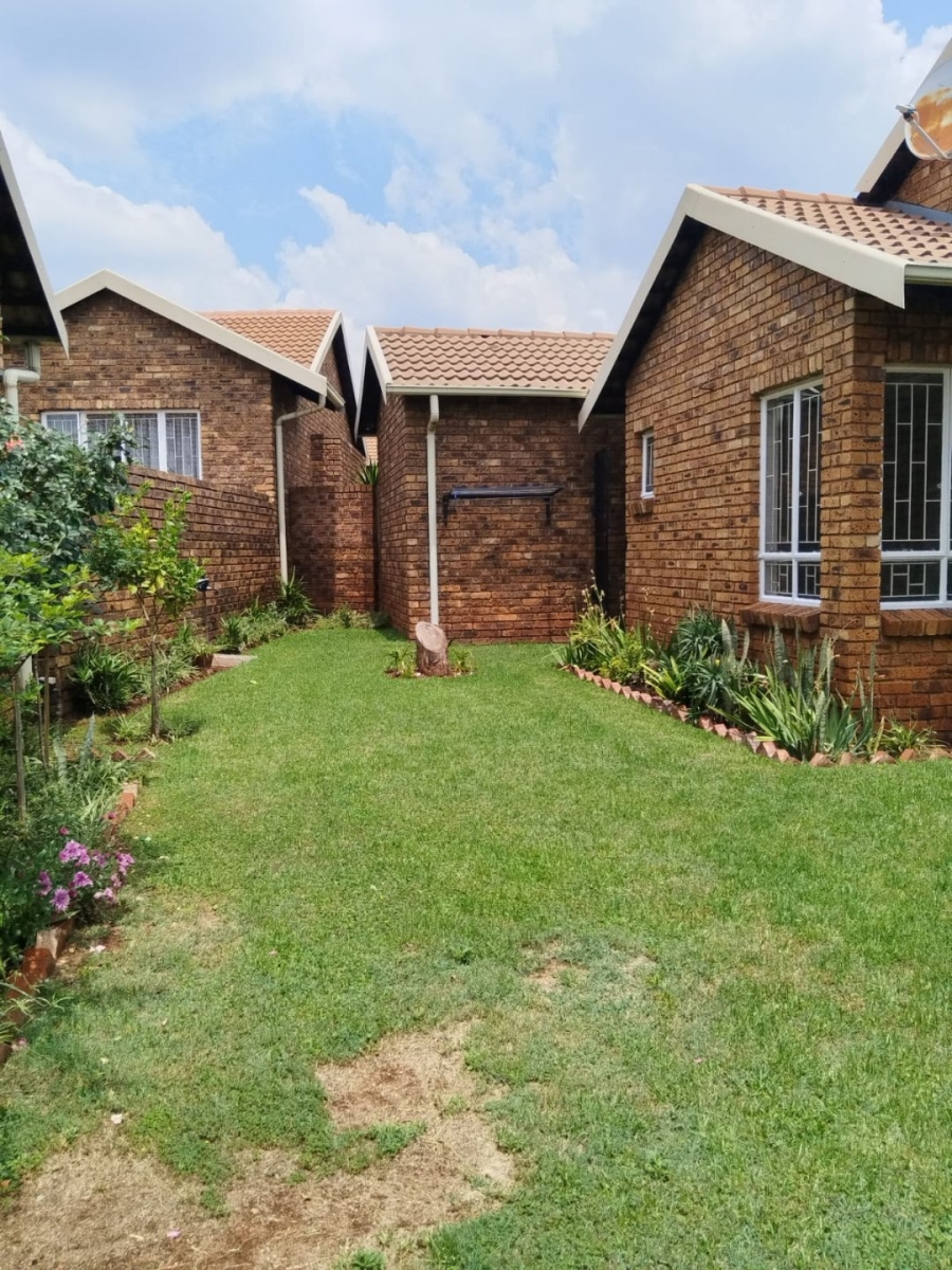 2 Bedroom Property for Sale in Eldoraigne Gauteng