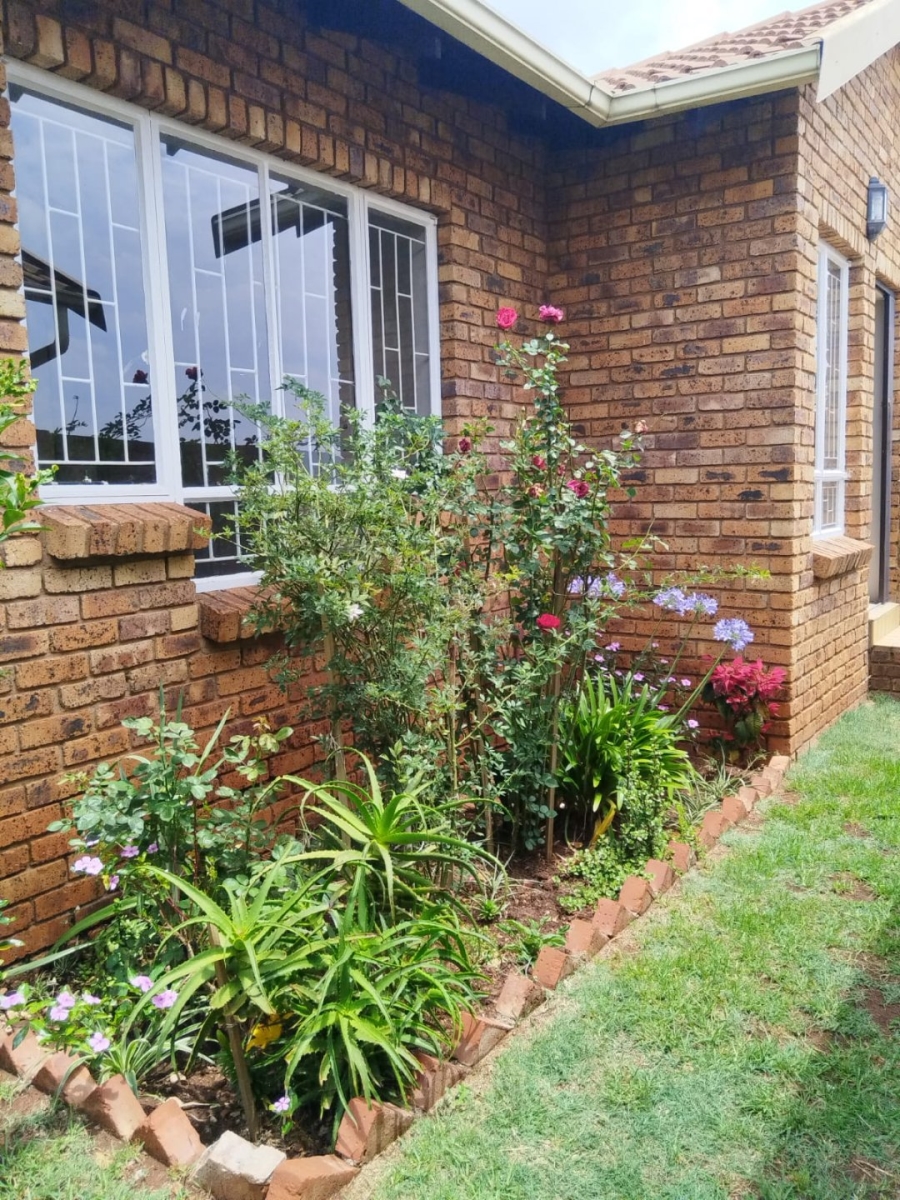 2 Bedroom Property for Sale in Eldoraigne Gauteng