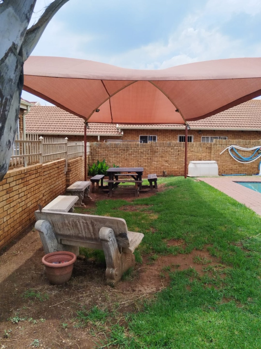 2 Bedroom Property for Sale in Eldoraigne Gauteng