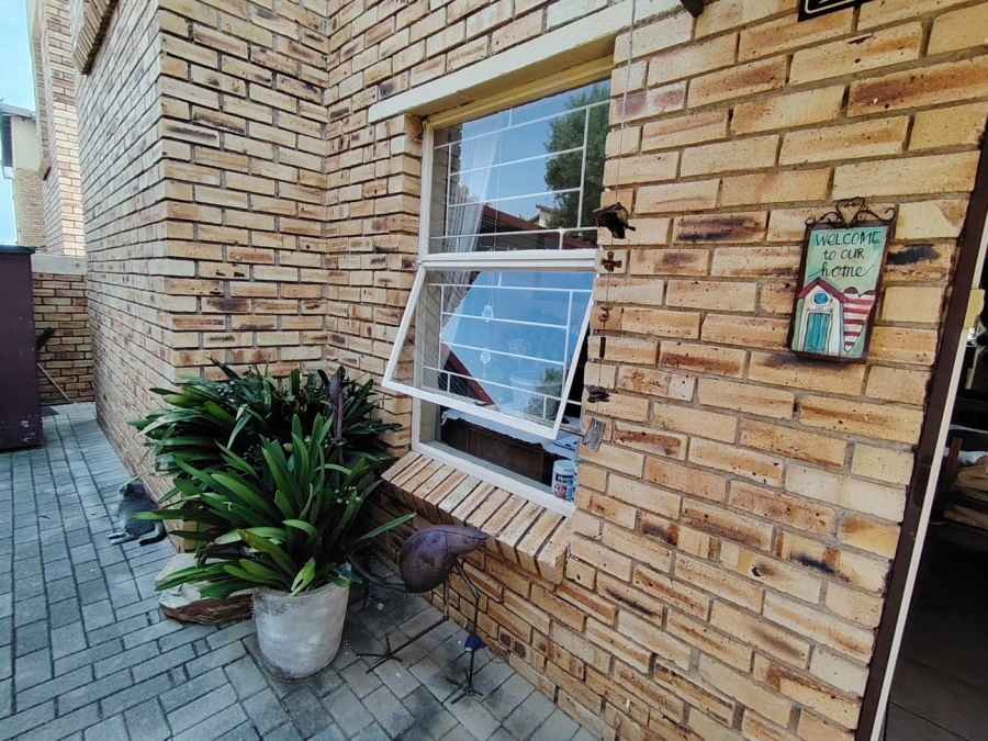 3 Bedroom Property for Sale in Heuwelsig Estate Gauteng