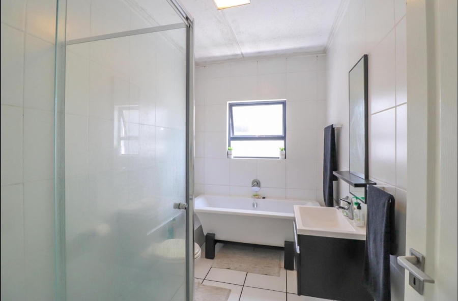 2 Bedroom Property for Sale in Greenstone Hill Gauteng