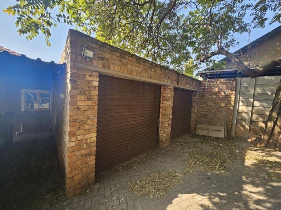 6 Bedroom Property for Sale in Magalieskruin Gauteng