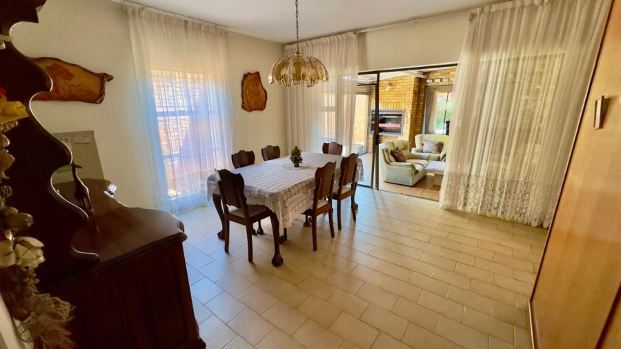 5 Bedroom Property for Sale in Zwartkop Gauteng