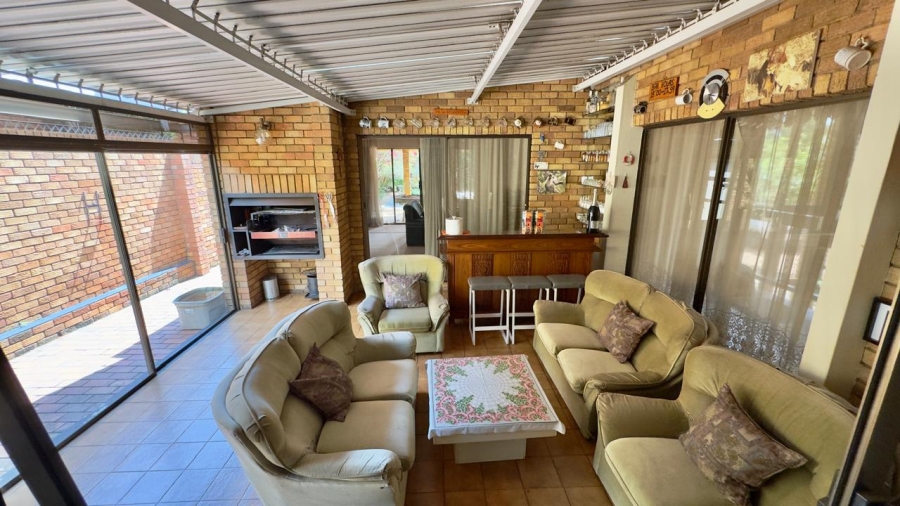 5 Bedroom Property for Sale in Zwartkop Gauteng