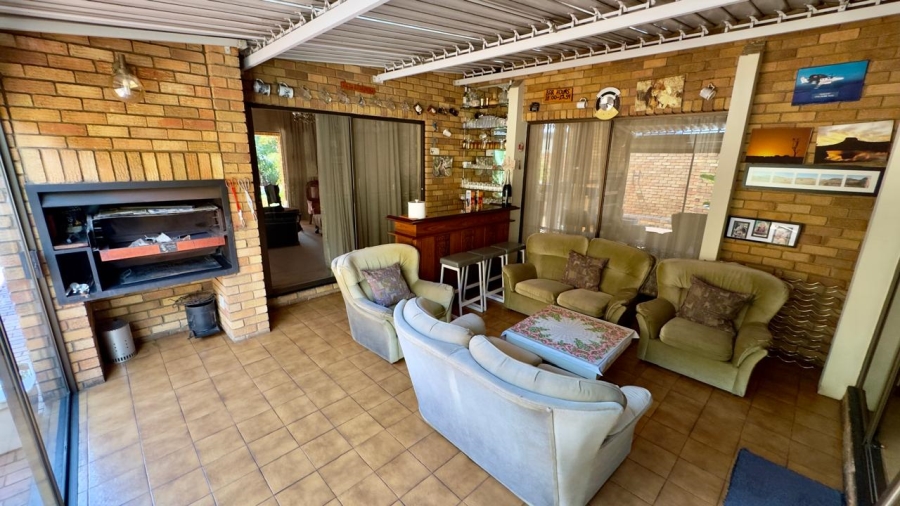 5 Bedroom Property for Sale in Zwartkop Gauteng