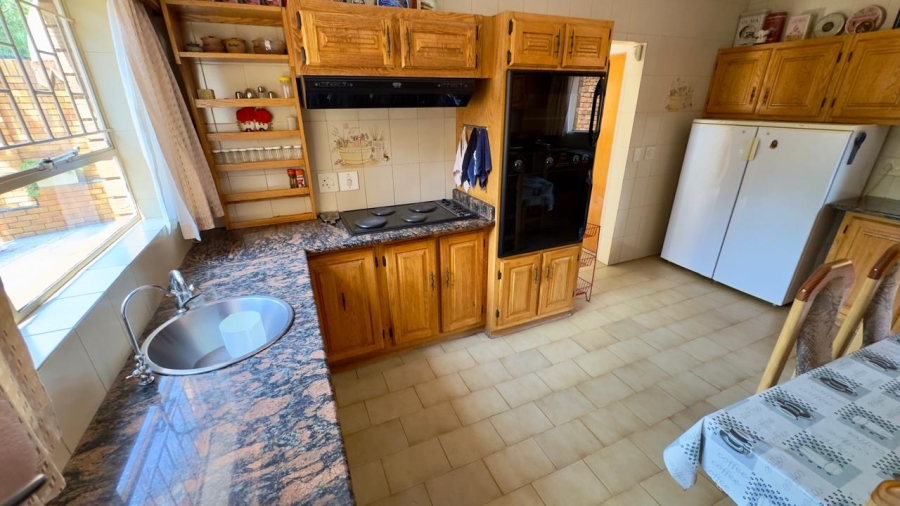 5 Bedroom Property for Sale in Zwartkop Gauteng