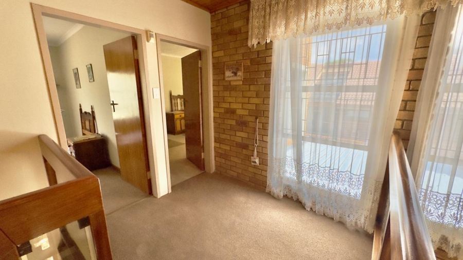 5 Bedroom Property for Sale in Zwartkop Gauteng