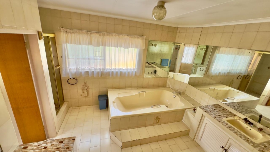 5 Bedroom Property for Sale in Zwartkop Gauteng