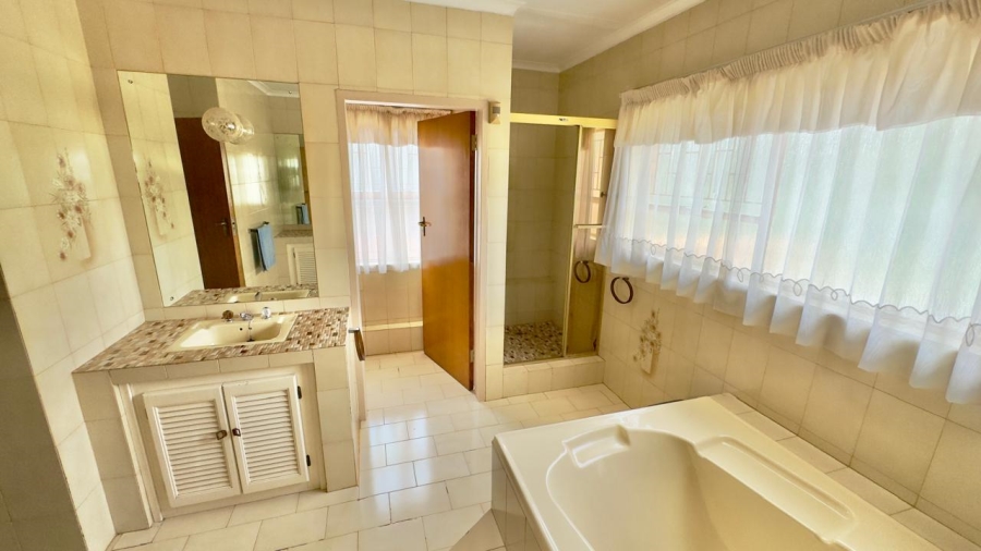 5 Bedroom Property for Sale in Zwartkop Gauteng