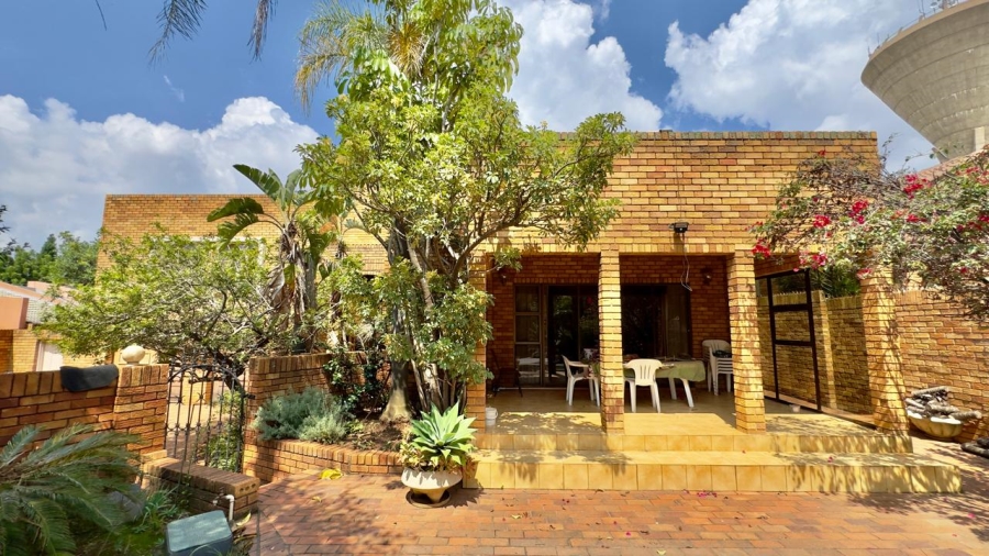 5 Bedroom Property for Sale in Zwartkop Gauteng