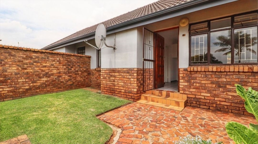 2 Bedroom Property for Sale in Bonaero Park Gauteng