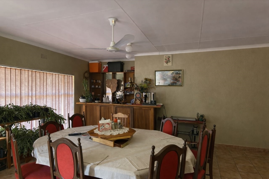 5 Bedroom Property for Sale in Flora Gardens Gauteng