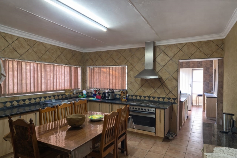 5 Bedroom Property for Sale in Flora Gardens Gauteng