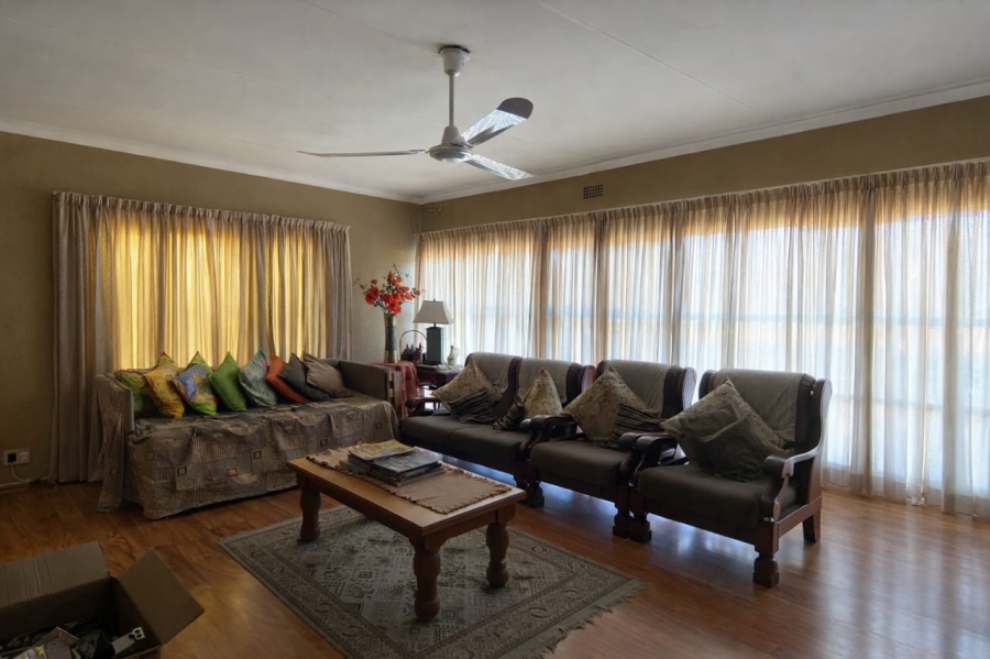 5 Bedroom Property for Sale in Flora Gardens Gauteng