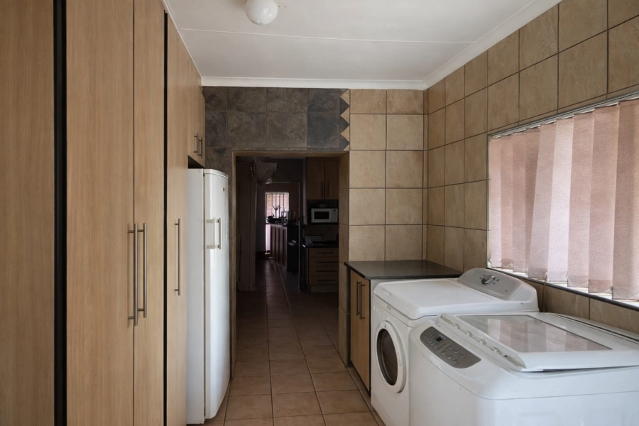 5 Bedroom Property for Sale in Flora Gardens Gauteng