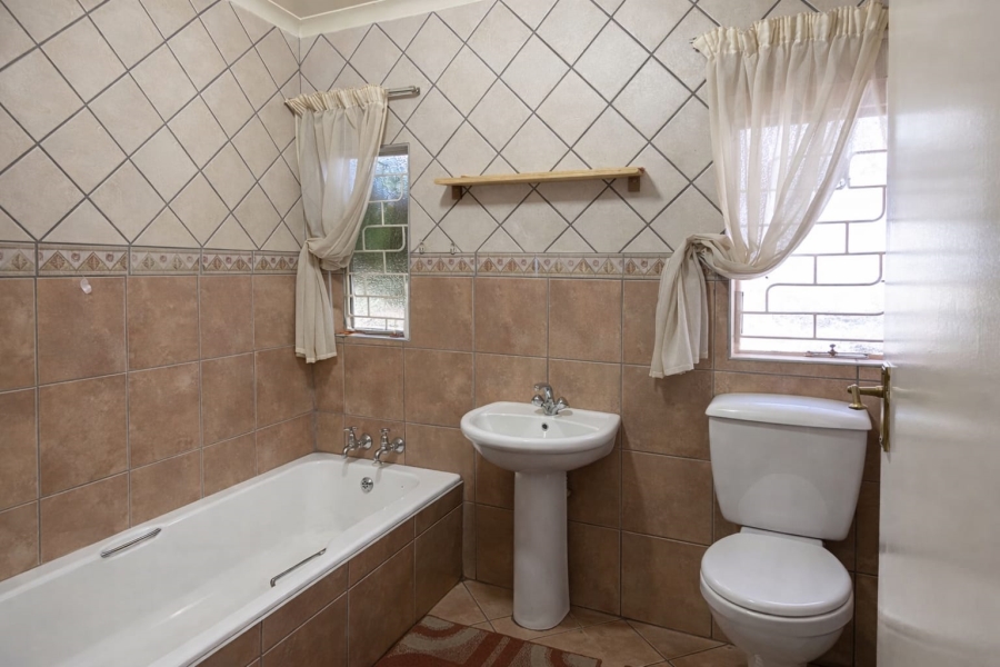 5 Bedroom Property for Sale in Flora Gardens Gauteng