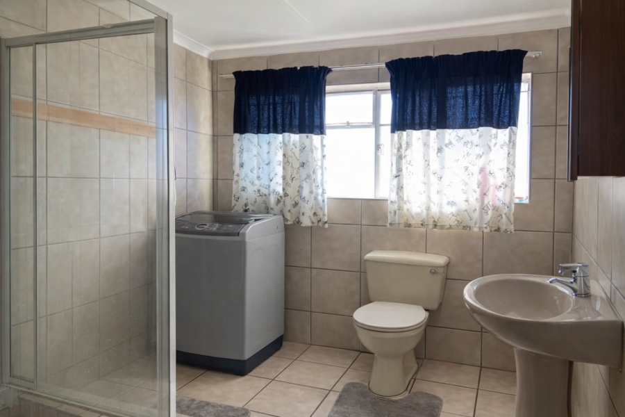 5 Bedroom Property for Sale in Flora Gardens Gauteng