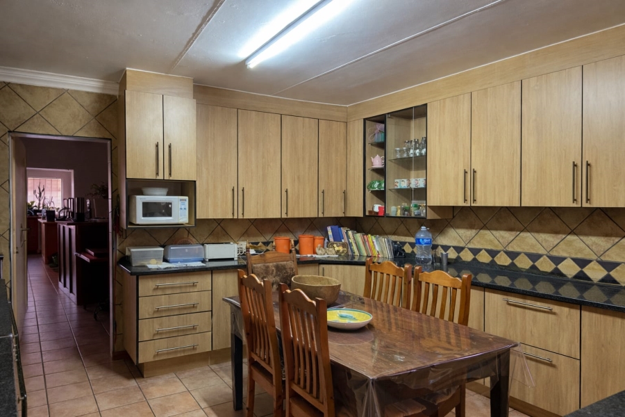 5 Bedroom Property for Sale in Flora Gardens Gauteng