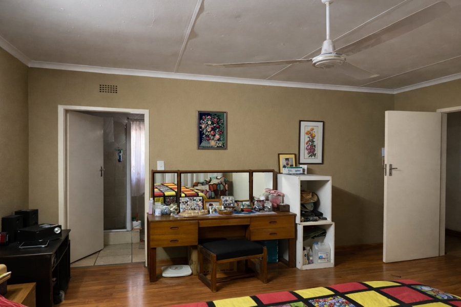 5 Bedroom Property for Sale in Flora Gardens Gauteng