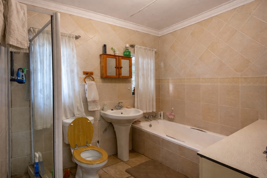 5 Bedroom Property for Sale in Flora Gardens Gauteng