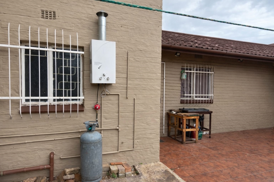 5 Bedroom Property for Sale in Flora Gardens Gauteng