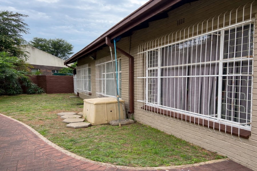 5 Bedroom Property for Sale in Flora Gardens Gauteng