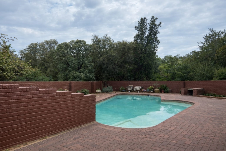 5 Bedroom Property for Sale in Flora Gardens Gauteng