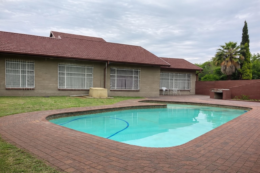 5 Bedroom Property for Sale in Flora Gardens Gauteng