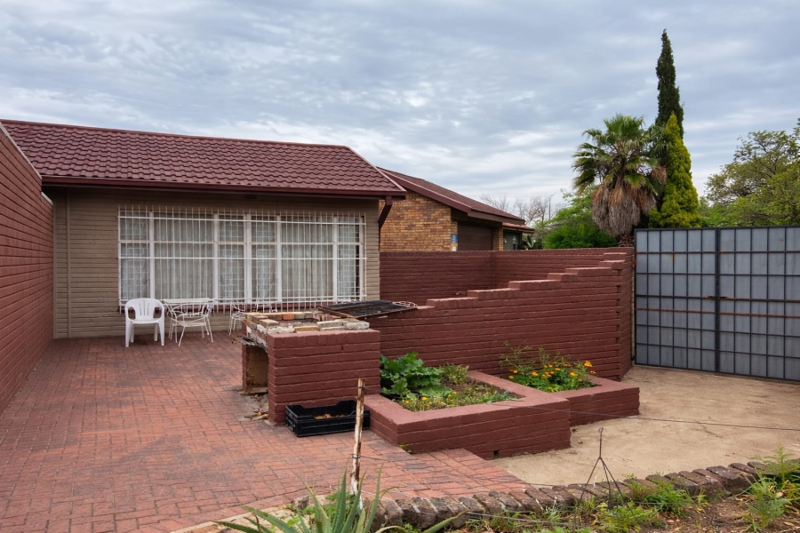 5 Bedroom Property for Sale in Flora Gardens Gauteng