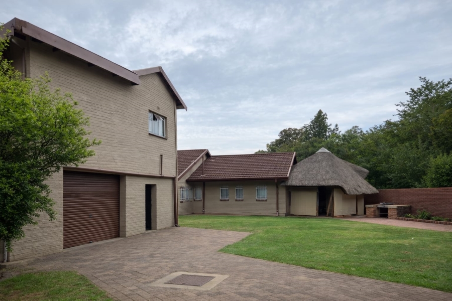 5 Bedroom Property for Sale in Flora Gardens Gauteng