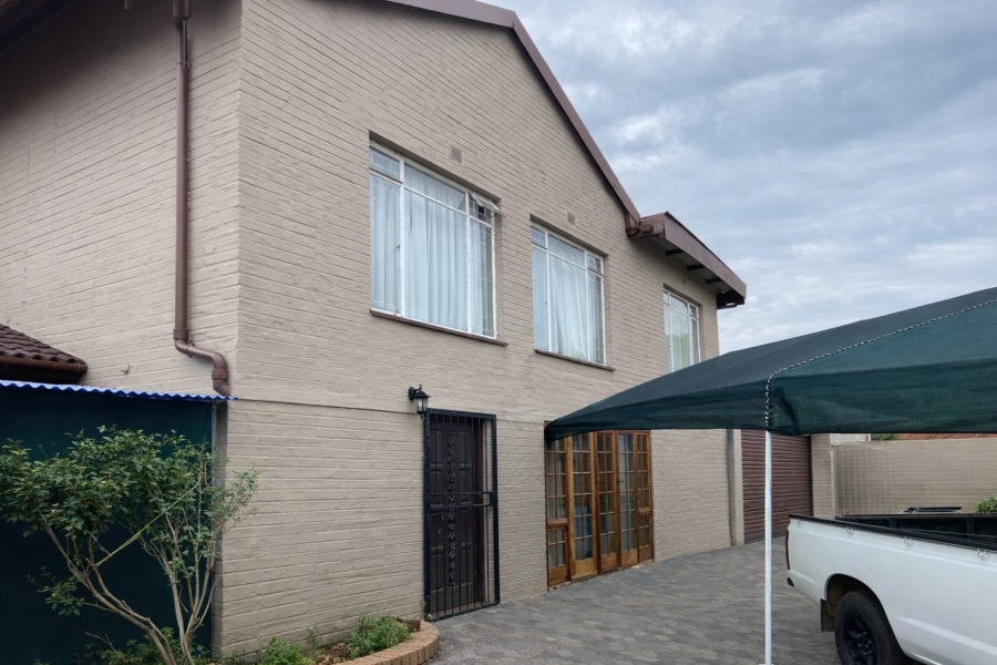 5 Bedroom Property for Sale in Flora Gardens Gauteng