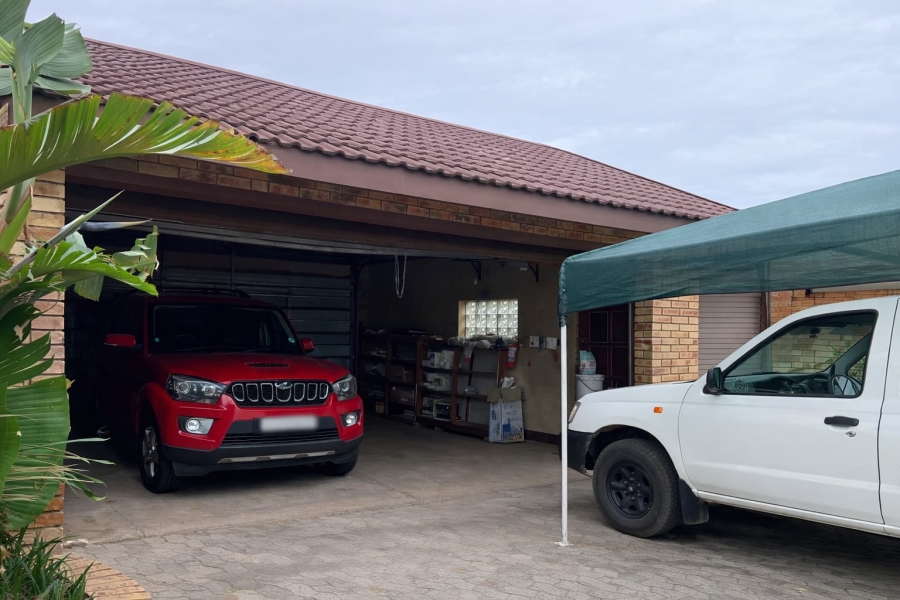 5 Bedroom Property for Sale in Flora Gardens Gauteng