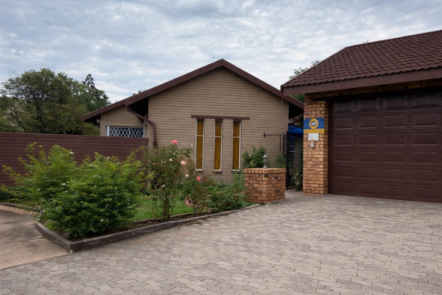 5 Bedroom Property for Sale in Flora Gardens Gauteng