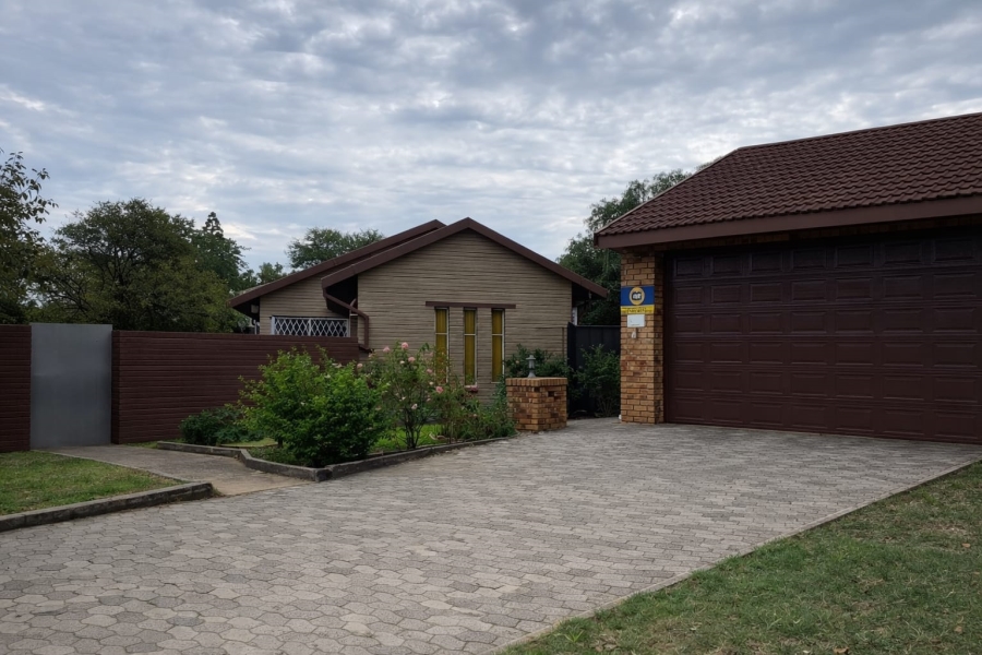 5 Bedroom Property for Sale in Flora Gardens Gauteng