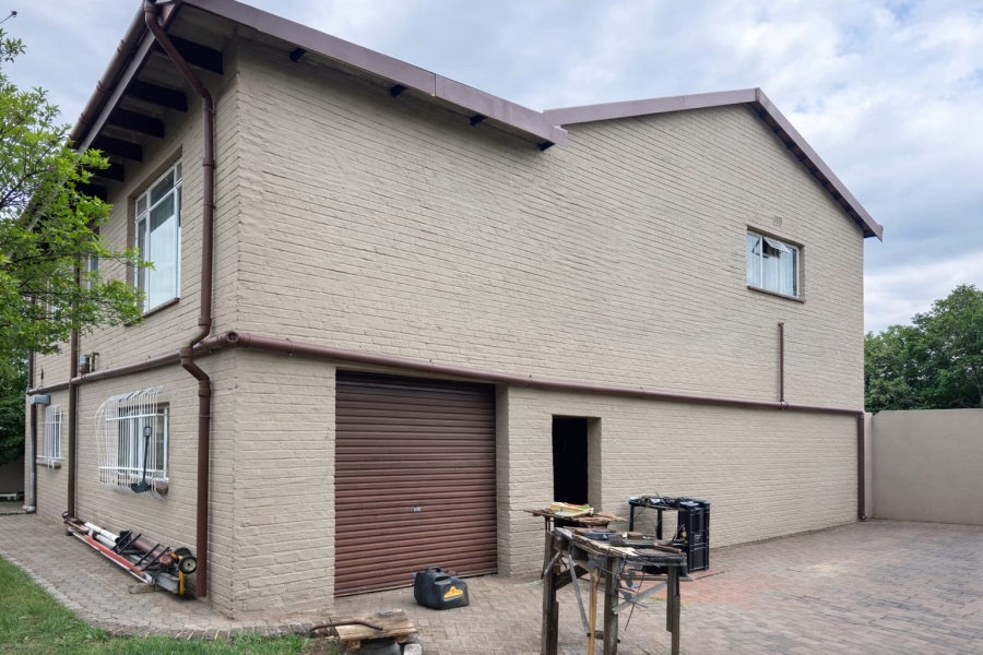 5 Bedroom Property for Sale in Flora Gardens Gauteng