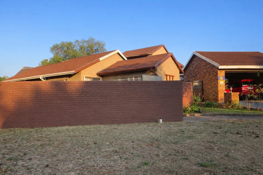5 Bedroom Property for Sale in Flora Gardens Gauteng