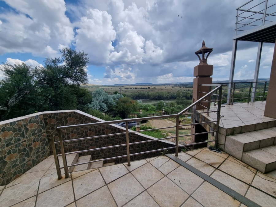 5 Bedroom Property for Sale in Vaaloewer Gauteng