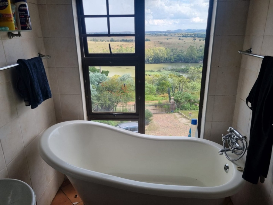 5 Bedroom Property for Sale in Vaaloewer Gauteng