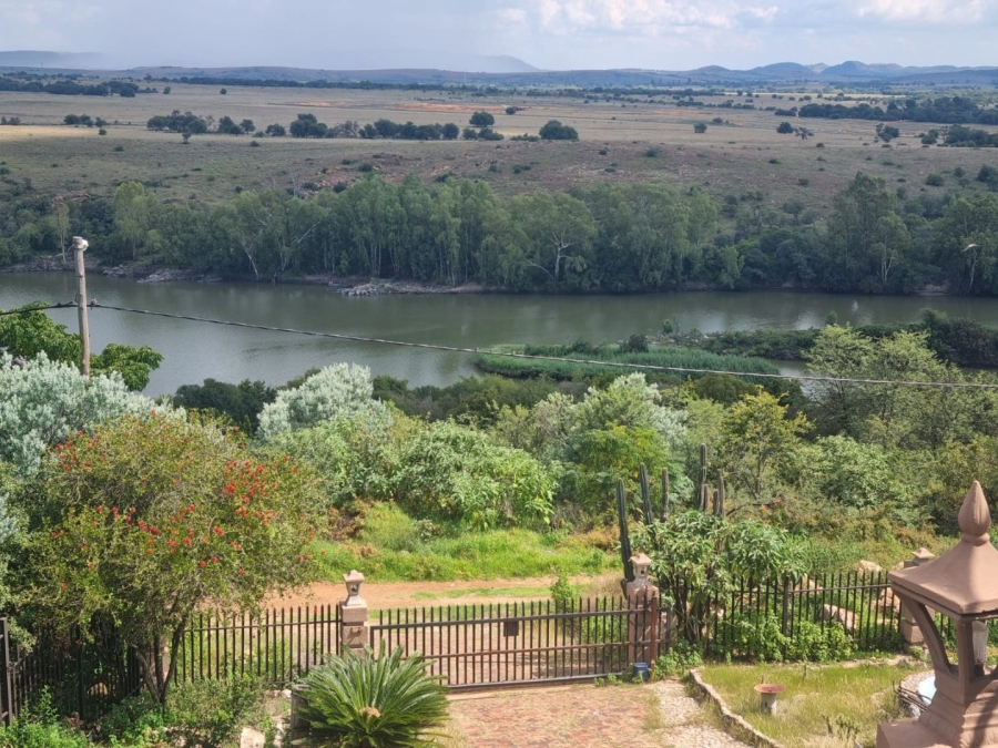 5 Bedroom Property for Sale in Vaaloewer Gauteng