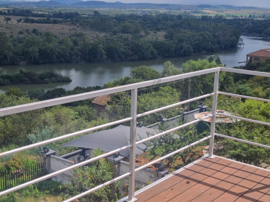 5 Bedroom Property for Sale in Vaaloewer Gauteng