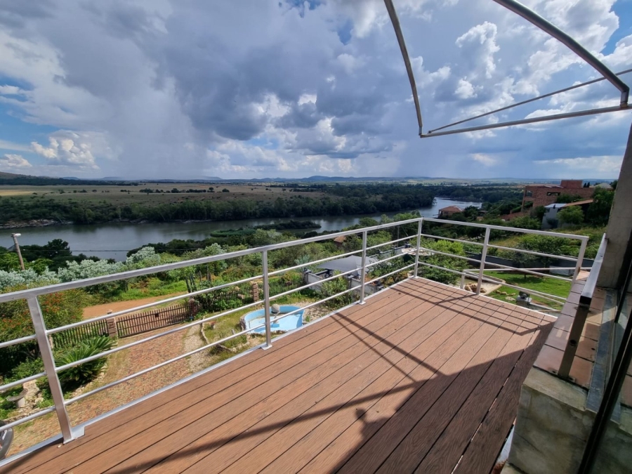 5 Bedroom Property for Sale in Vaaloewer Gauteng