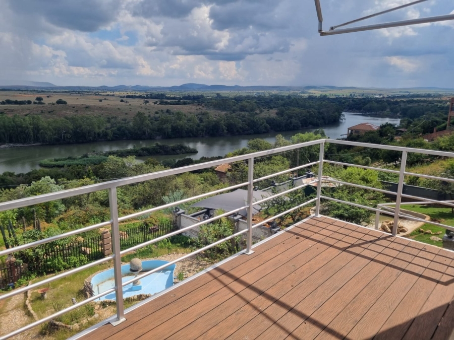 5 Bedroom Property for Sale in Vaaloewer Gauteng