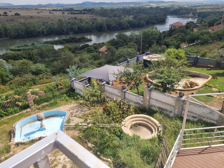 5 Bedroom Property for Sale in Vaaloewer Gauteng