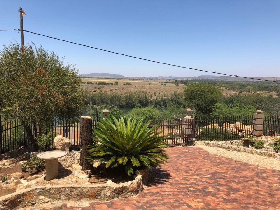 5 Bedroom Property for Sale in Vaaloewer Gauteng