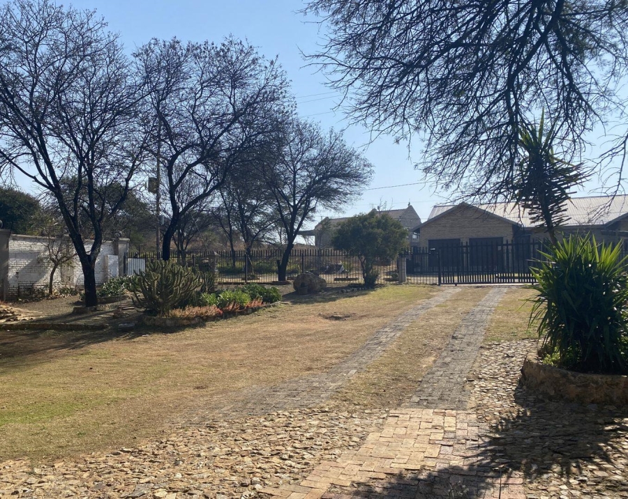 5 Bedroom Property for Sale in Vaaloewer Gauteng