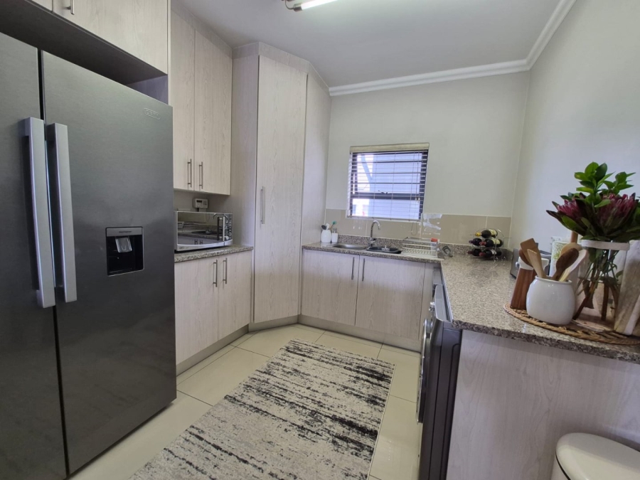 2 Bedroom Property for Sale in Crowthorne AH Gauteng