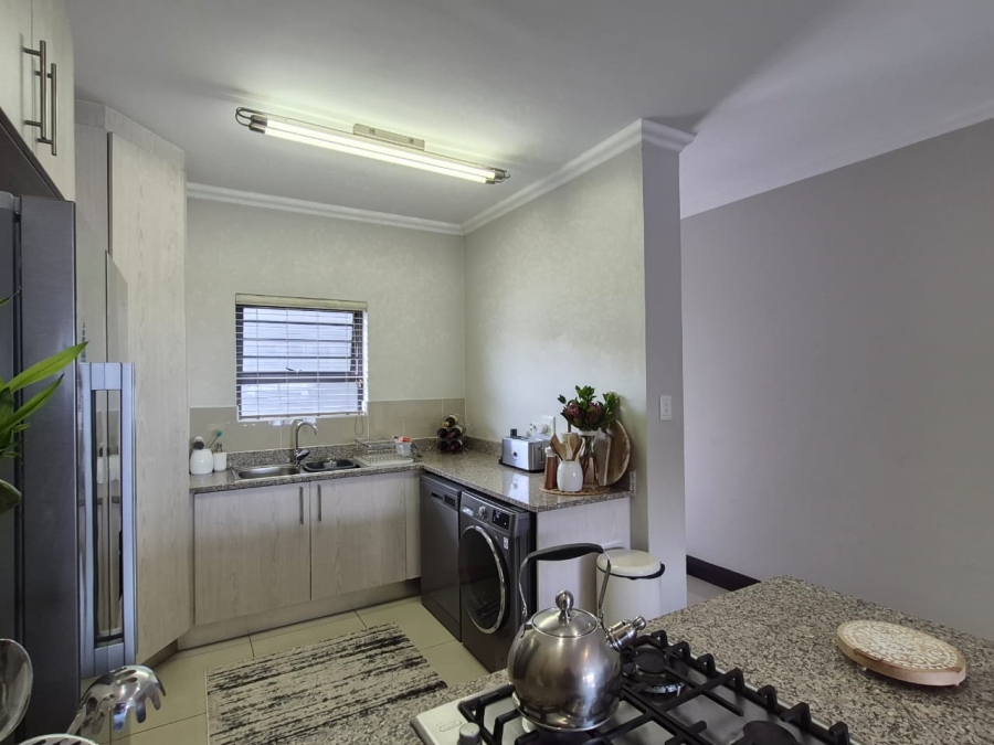2 Bedroom Property for Sale in Crowthorne AH Gauteng